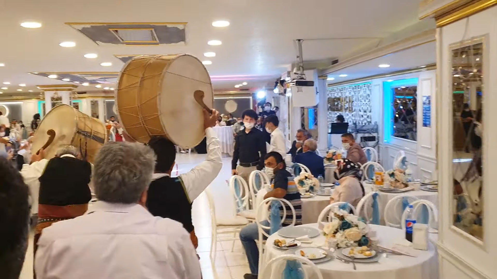 Davulcu Zurnacı Kiralama ve düğünde eğlenen insanlar