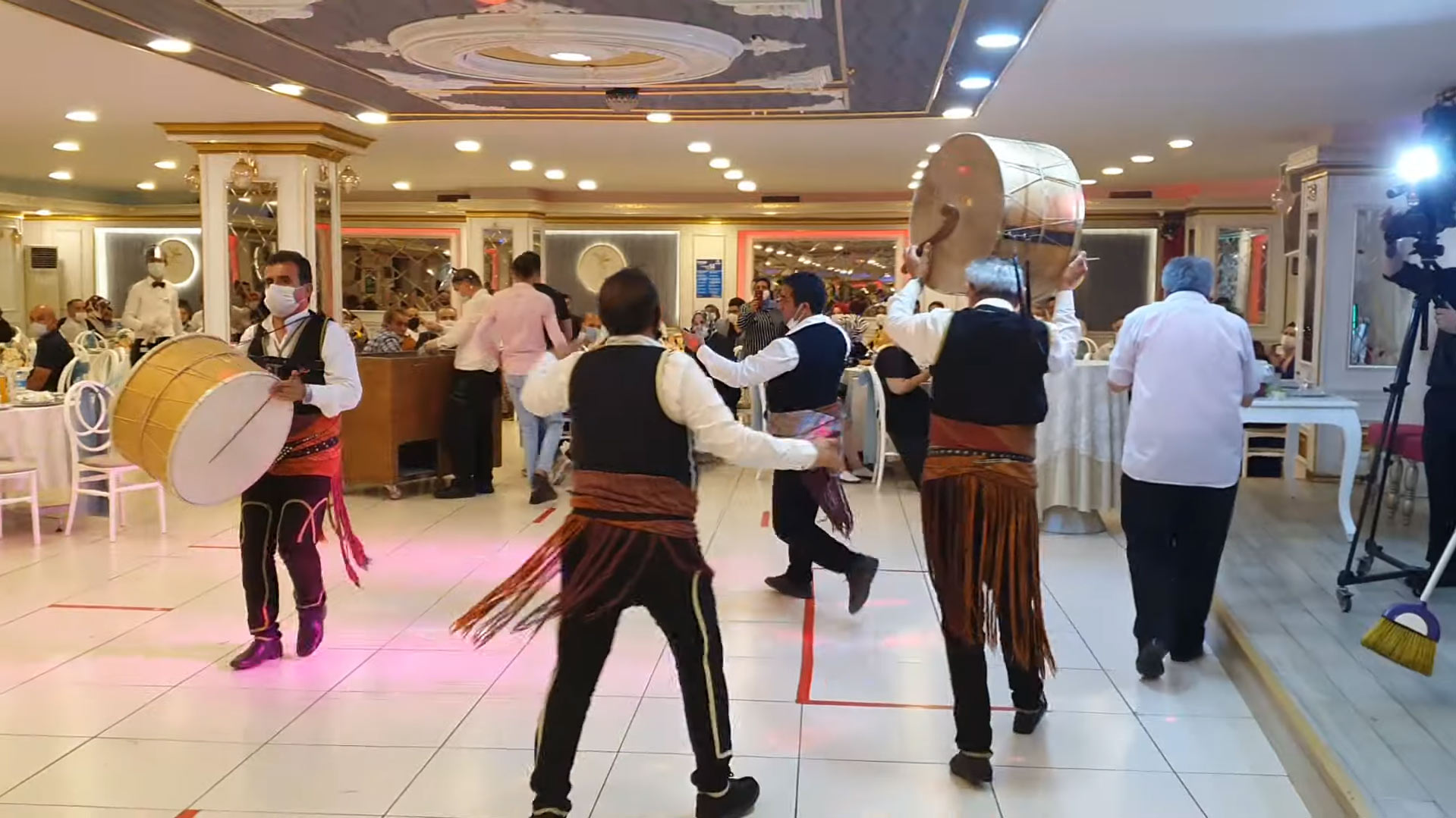 İstanbul’un her yerine Davulcu ve düğünde eğlenen insanlar